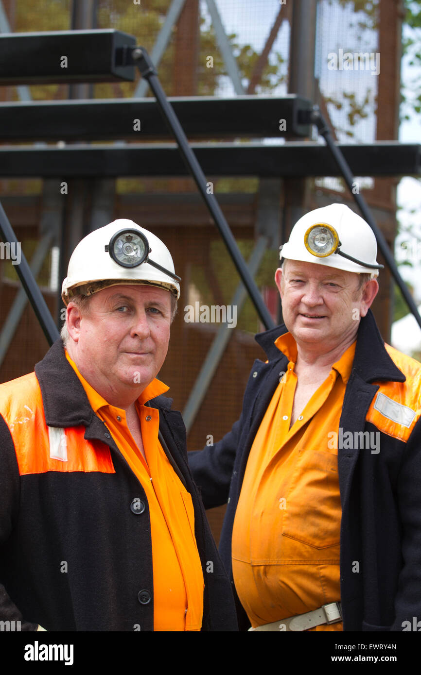 RHS Hampton Court Flower Show 2015. Anciens mineurs sur le site de la mine de butin Couture vert jardin show, Hampton, England, UK Banque D'Images