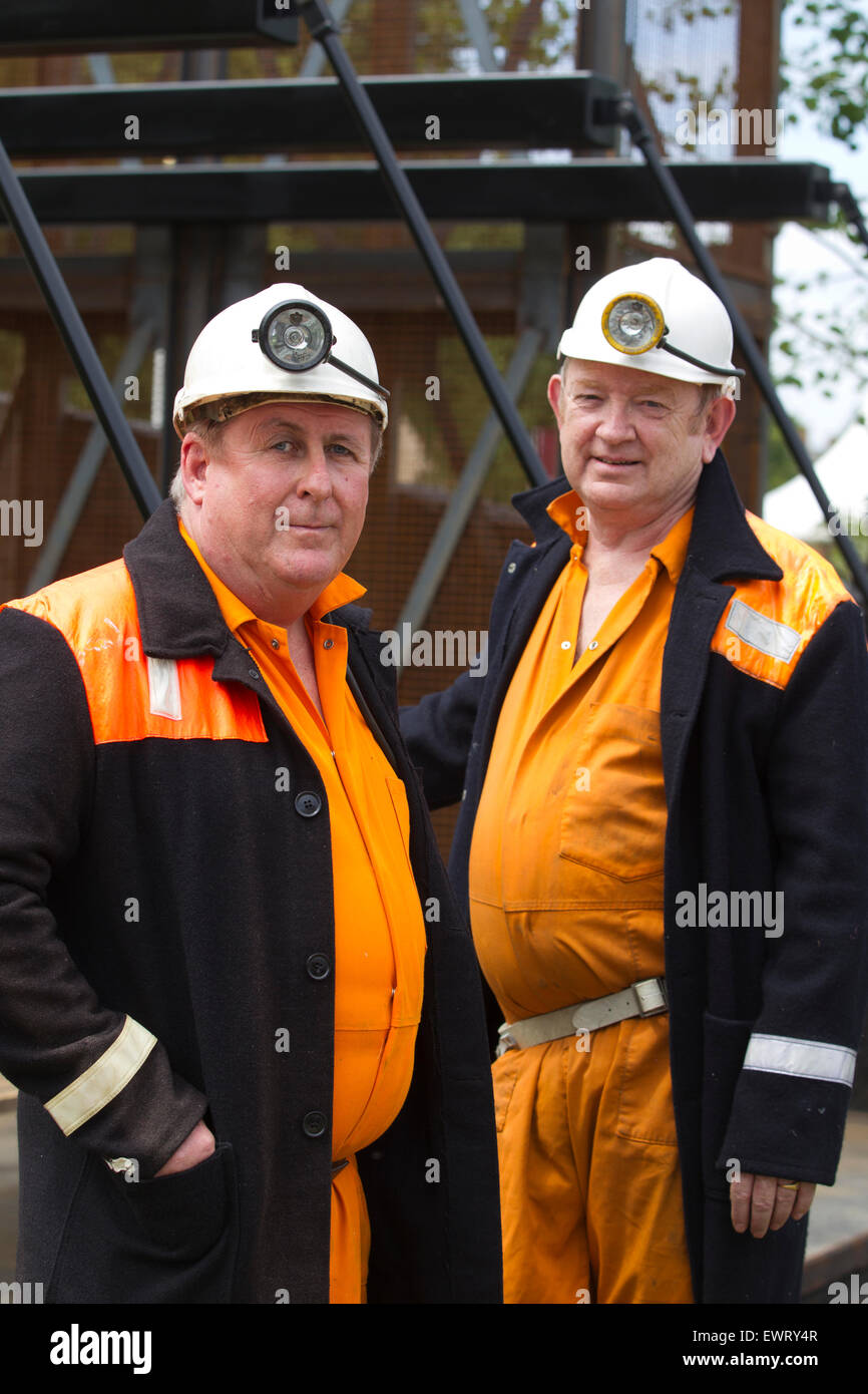 RHS Hampton Court Flower Show 2015. Anciens mineurs sur le site de la mine de butin Couture vert jardin show, Hampton, England, UK Banque D'Images