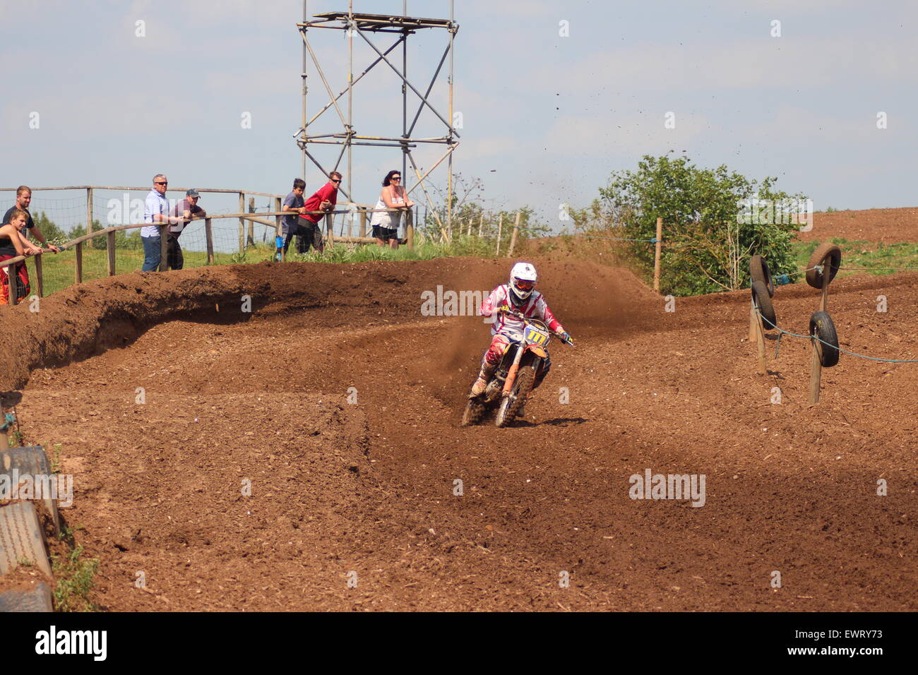 Action Aventure course moto Motocross événement de formation. À travers des pistes de terre et sauter en l'air, la saleté sprays/ Banque D'Images