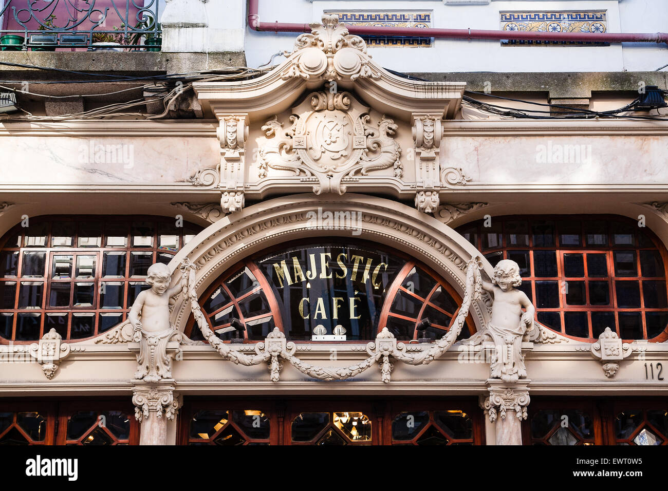Majestic Café, 112 R.de Santa Catarina dans le centre de Porto. Porto, également connu sous le nom de Porto, est la deuxième plus grande ville du Portugal. Situé le long de l'estuaire de la rivière Douro, dans le nord du portugal, Porto est l'un des plus anciens centres d'Europe, et inscrit au Patrimoine Mondial de l'UNESCO.Porto, Portugal. Banque D'Images