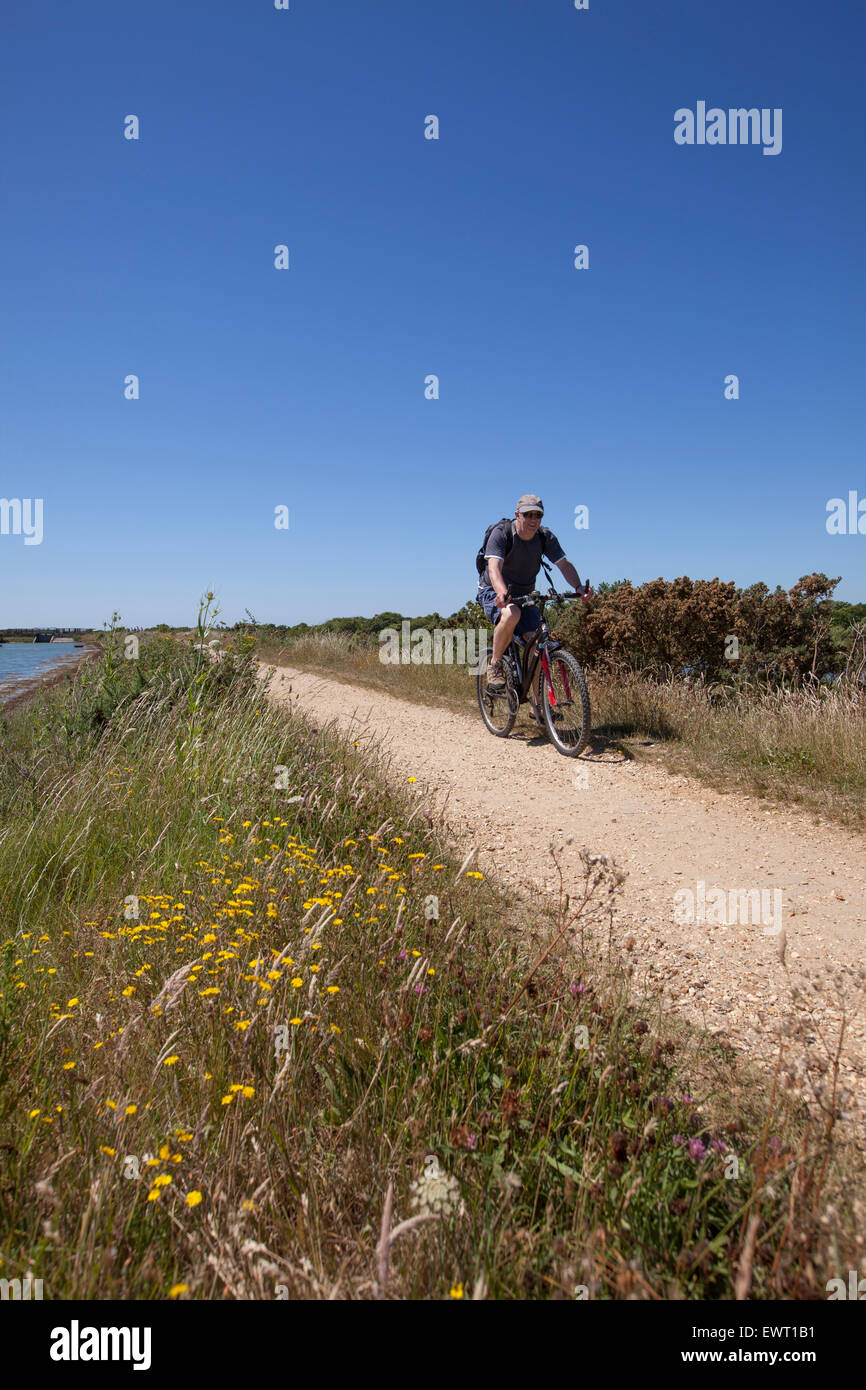 Randonnée à vélo sur le Solent Chemin entre Lymington et Keyhaven Banque D'Images