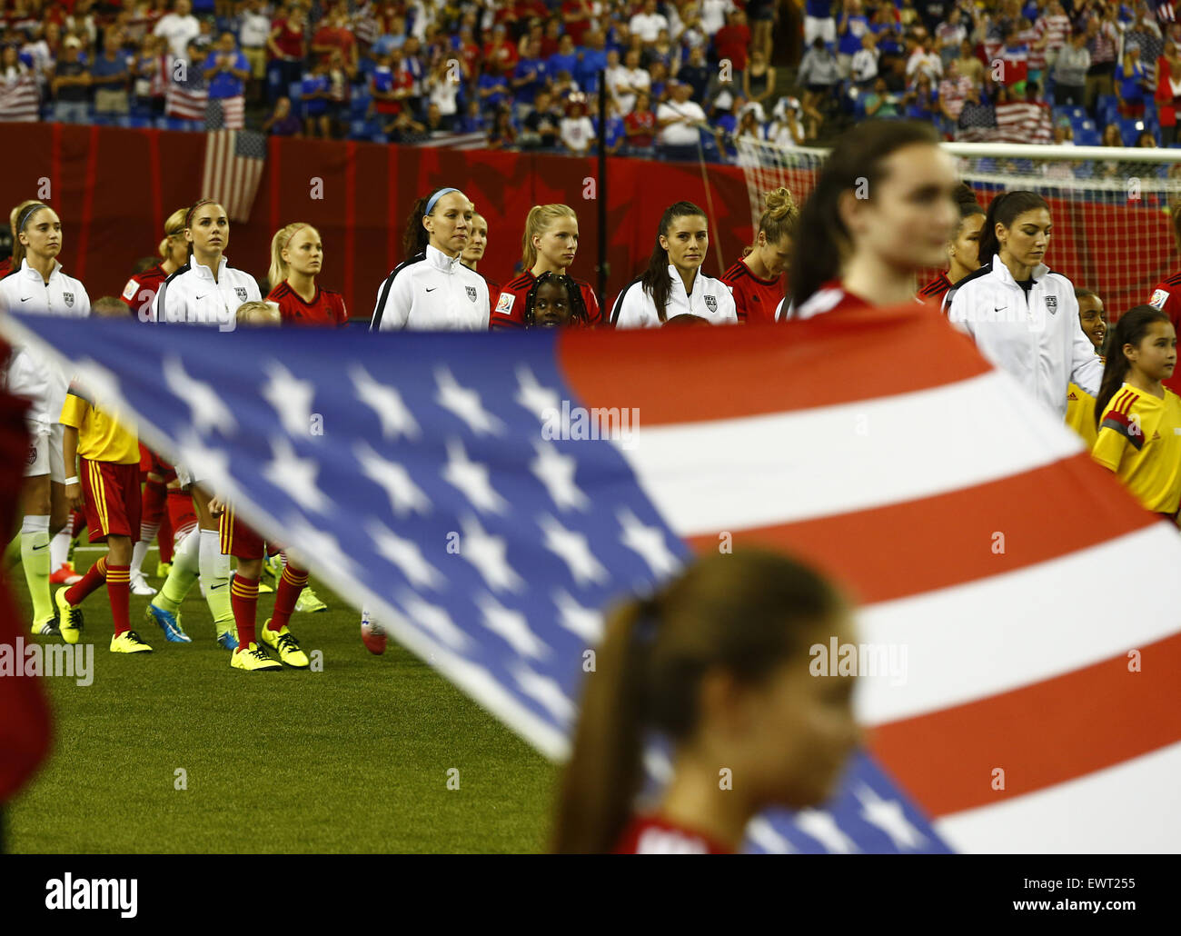 Montréal, Canada. 30 Juin, 2015. Les joueurs entrer dans le terrain avant la demi-finale entre les États-Unis et l'Allemagne à la FIFA 2015 Coupe du Monde féminine à Montréal, Canada, le 30 juin 2015. Credit : Ding Xu/Xinhua/Alamy Live News Banque D'Images Montréal, Canada. 30 Juin, 2015. Les joueurs entrer dans le terrain avant la demi-finale entre les États-Unis et l'Allemagne à la FIFA 2015 Coupe du Monde féminine à Montréal, Canada, le 30 juin 2015. Credit : Ding Xu/Xinhua/Alamy Live News Banque D'Images