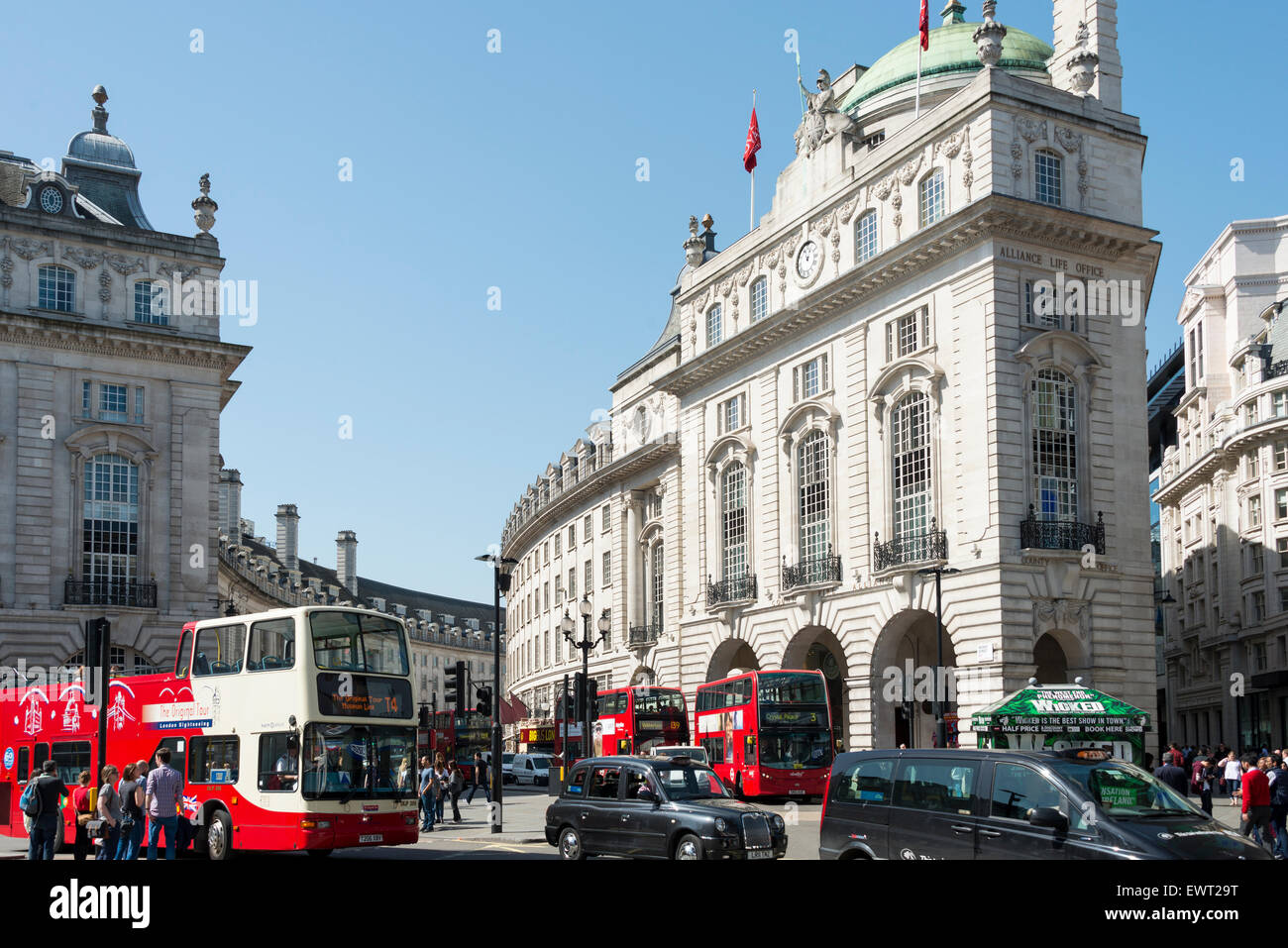 Vue sur Regent Street de Piccadilly Circus, West End, City of Westminster, London, England, United Kingdom Banque D'Images