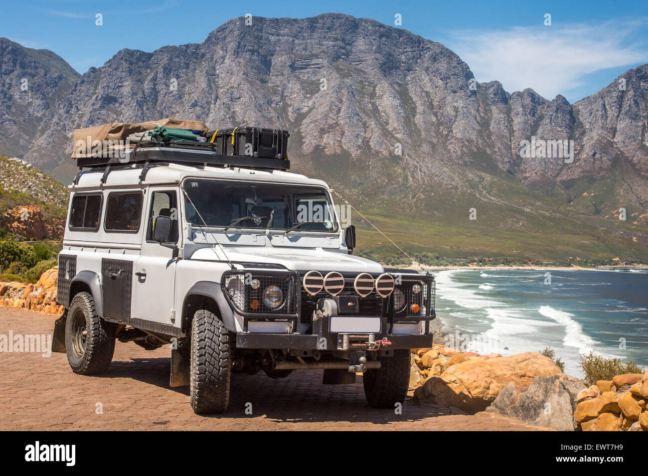 Gordon's Bay, Afrique du Sud - Land Rover Defender par la côte Banque D'Images