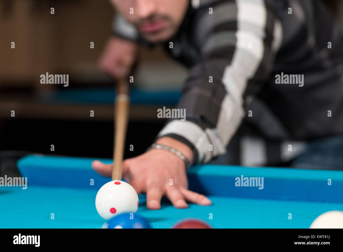 Jeune homme doublure pour balle frappée sur Table de billard Banque D'Images