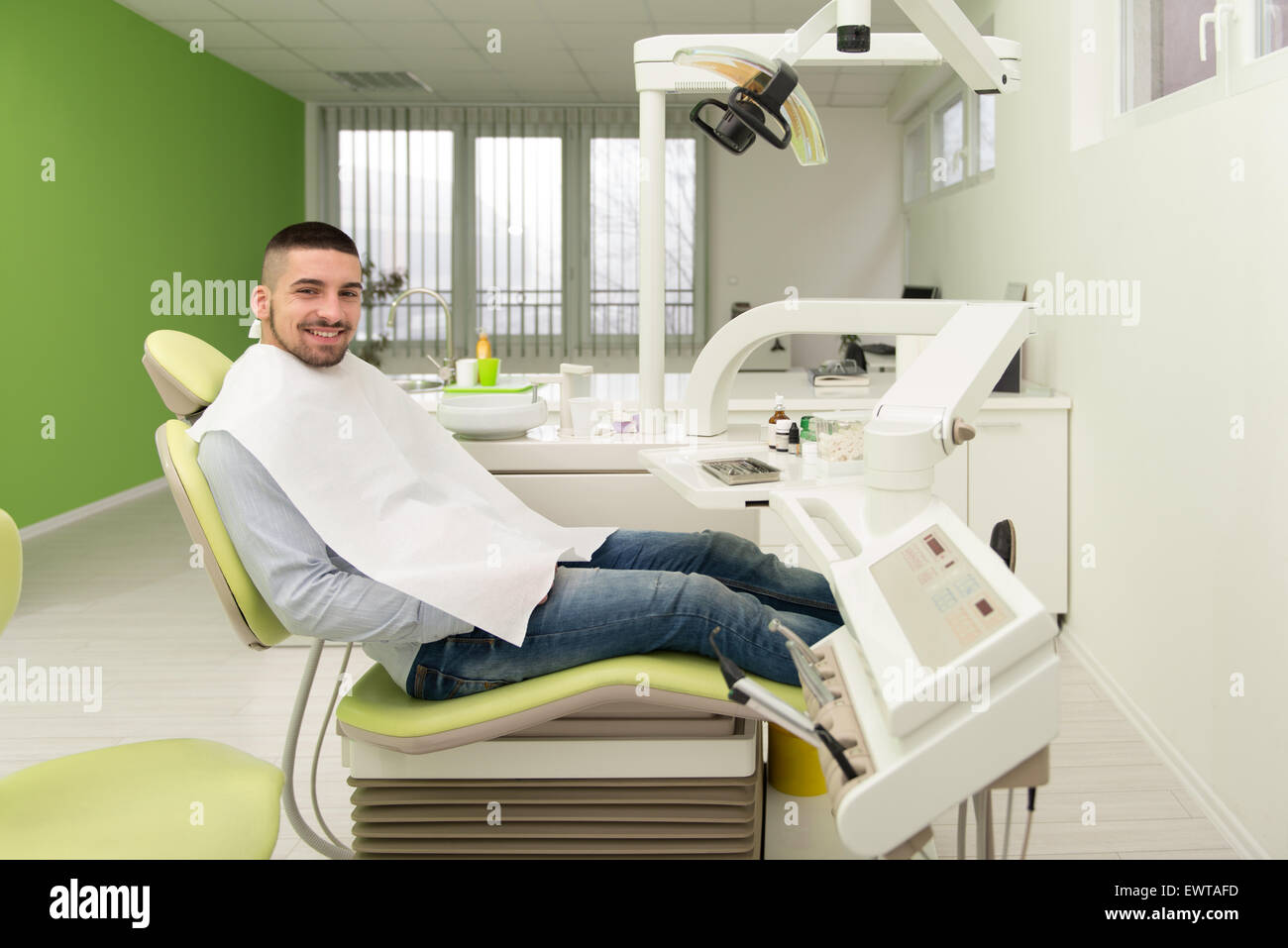 Jeune homme en attente d'un examen dentaire Banque D'Images