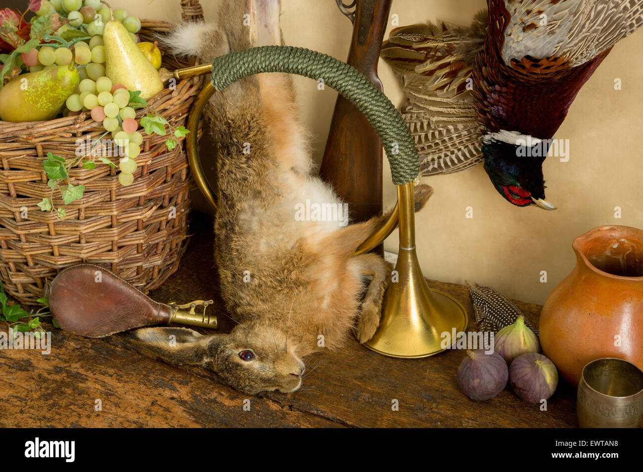 Cor de chasse en laiton et morts dans un vieux lièvre chasse maître still life Banque D'Images