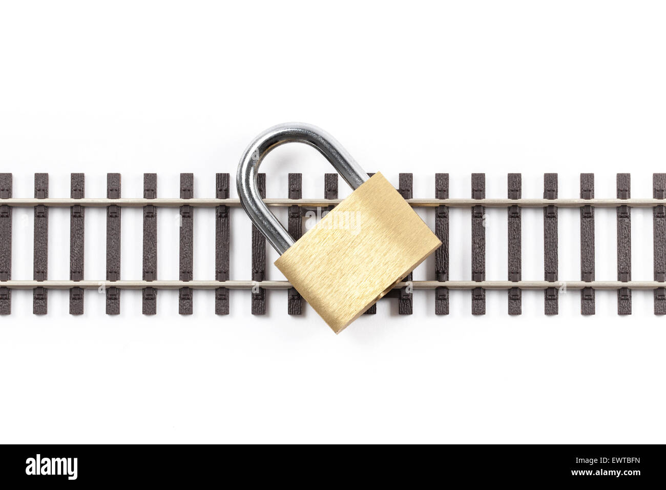 Les voies de chemin de fer métallique avec cadenas fermé sur eux, isolé sur fond blanc. Banque D'Images