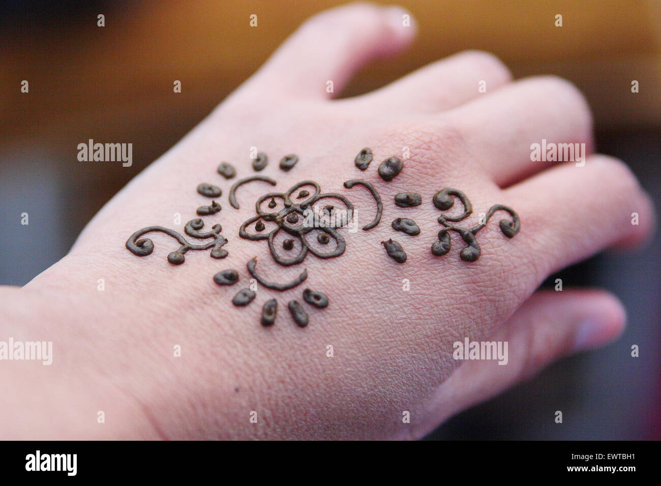 Tatouage au henné sur la main Banque D'Images