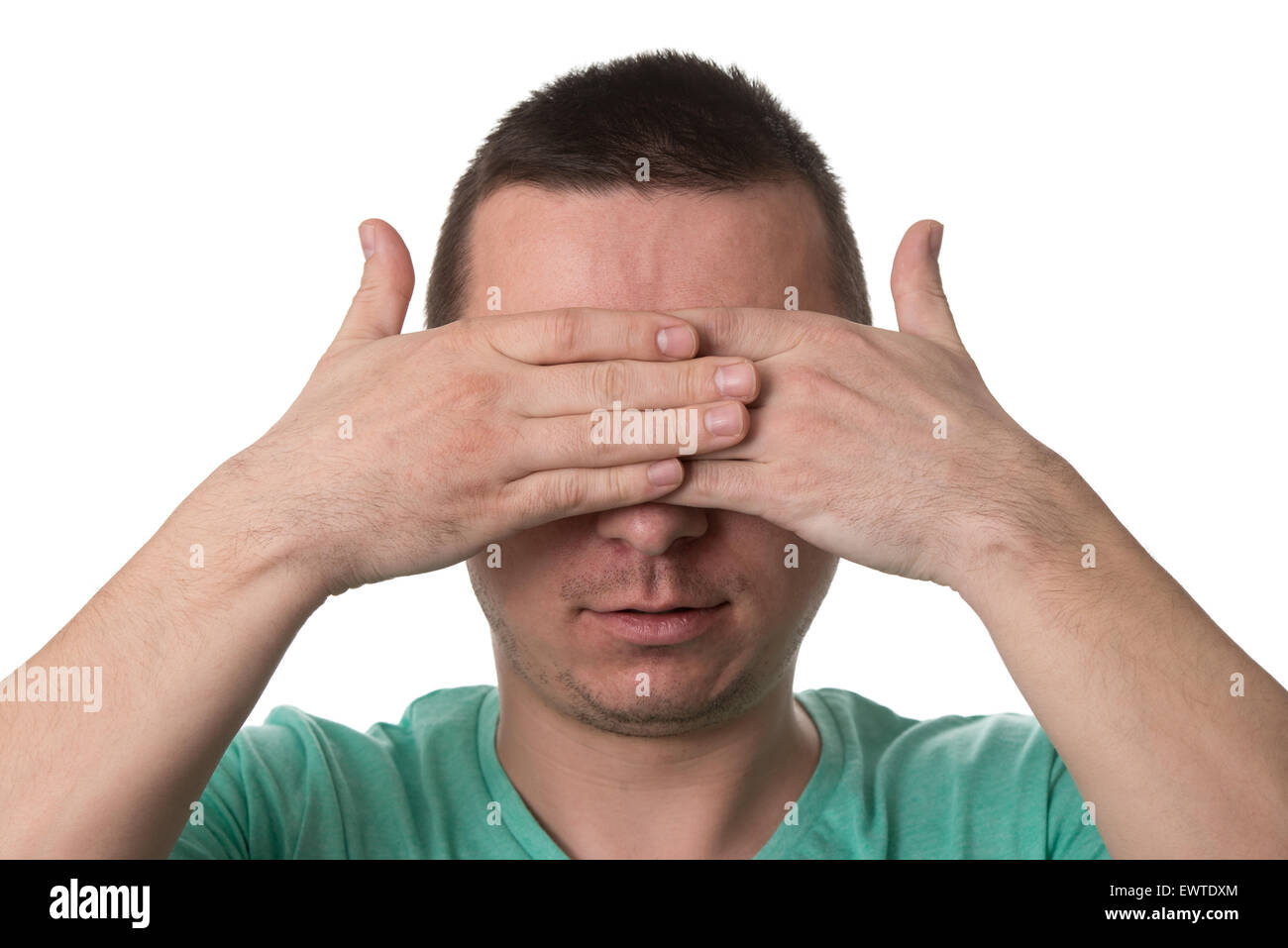 Portrait de jeune homme couvrant la main avec ses yeux - Isolé sur fond blanc Banque D'Images
