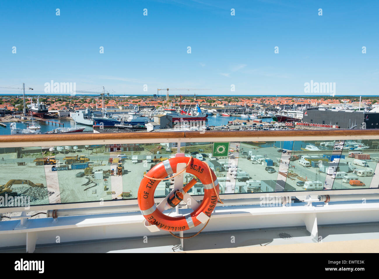 Vue sur Ville et port depuis la terrasse de Royal Caribbean Cruise ship, Skagen, Région Nord du Jutland, Danemark Banque D'Images