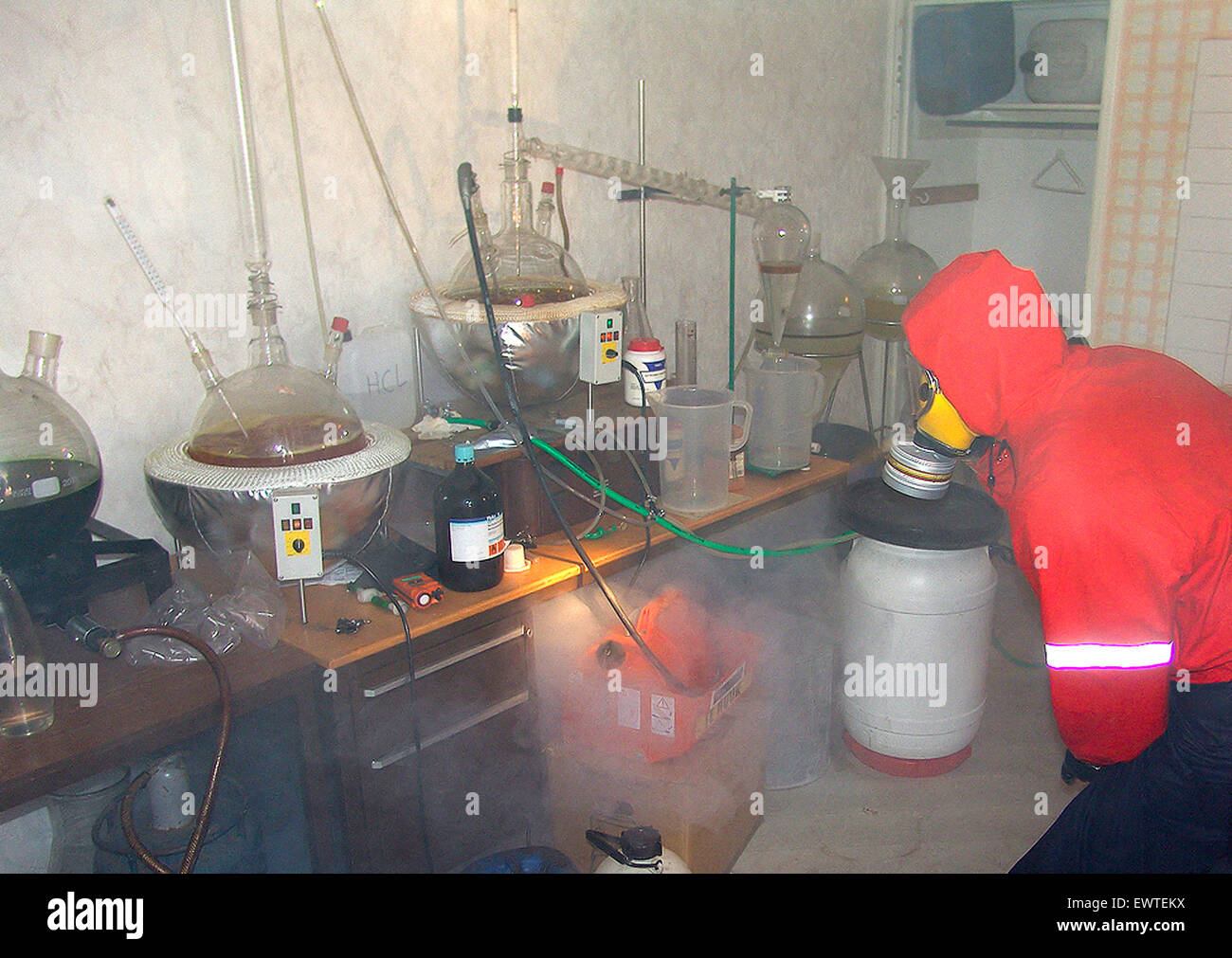 Buste de la police néerlandaise un laboratoire de MDMA dans le milieu de la  production en 2005, dans le cadre d'une opération faite en collaboration  avec Europol (l'Union européenne est d'application de