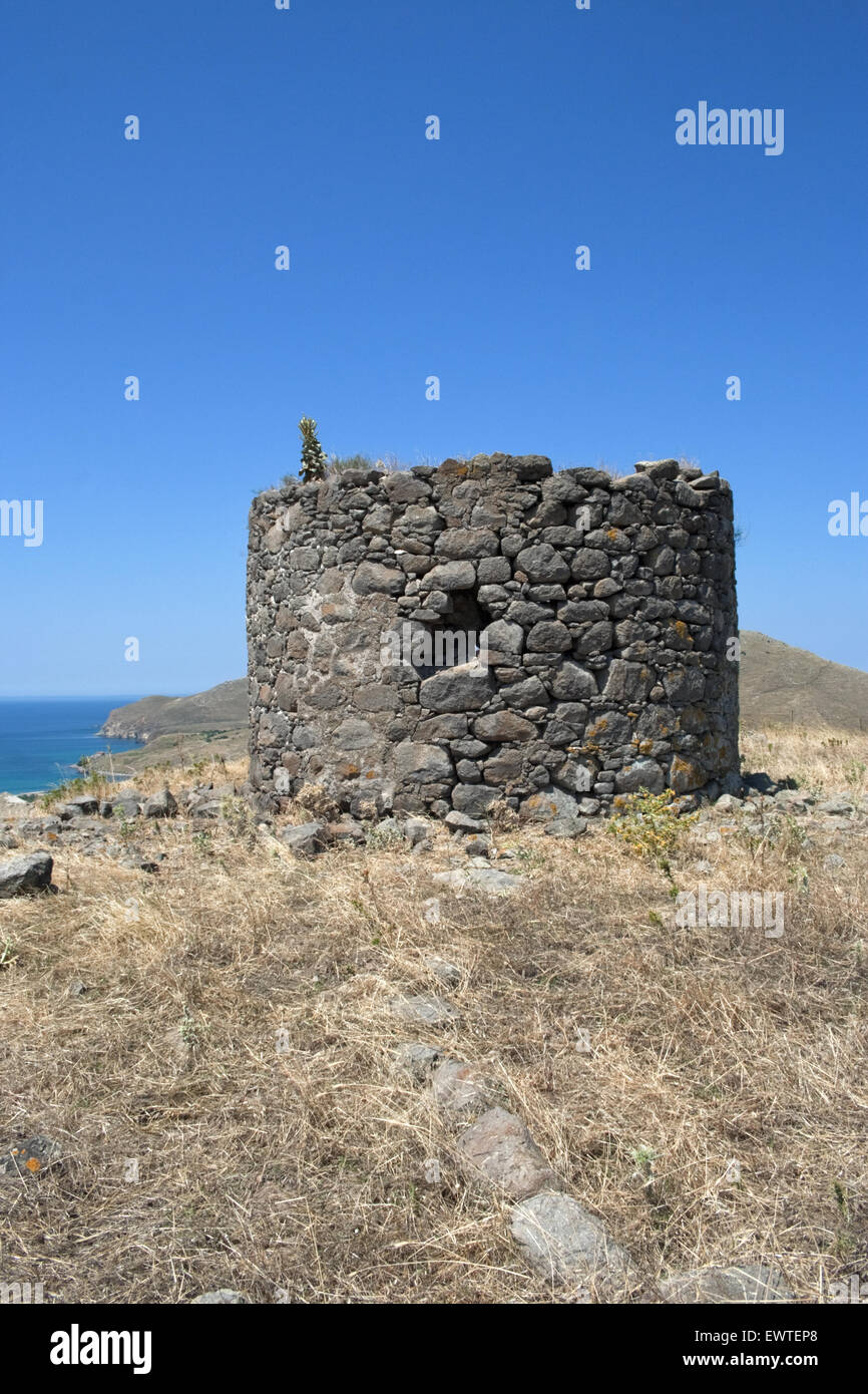 Pierre Moulin grec Thanos village en ruines, ou l'île de Lemnos limnos, Grèce. Banque D'Images