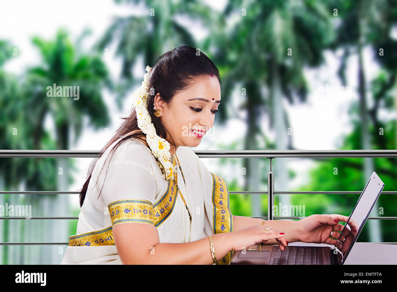 1 South Indian woman de travail pour ordinateur portable Banque D'Images
