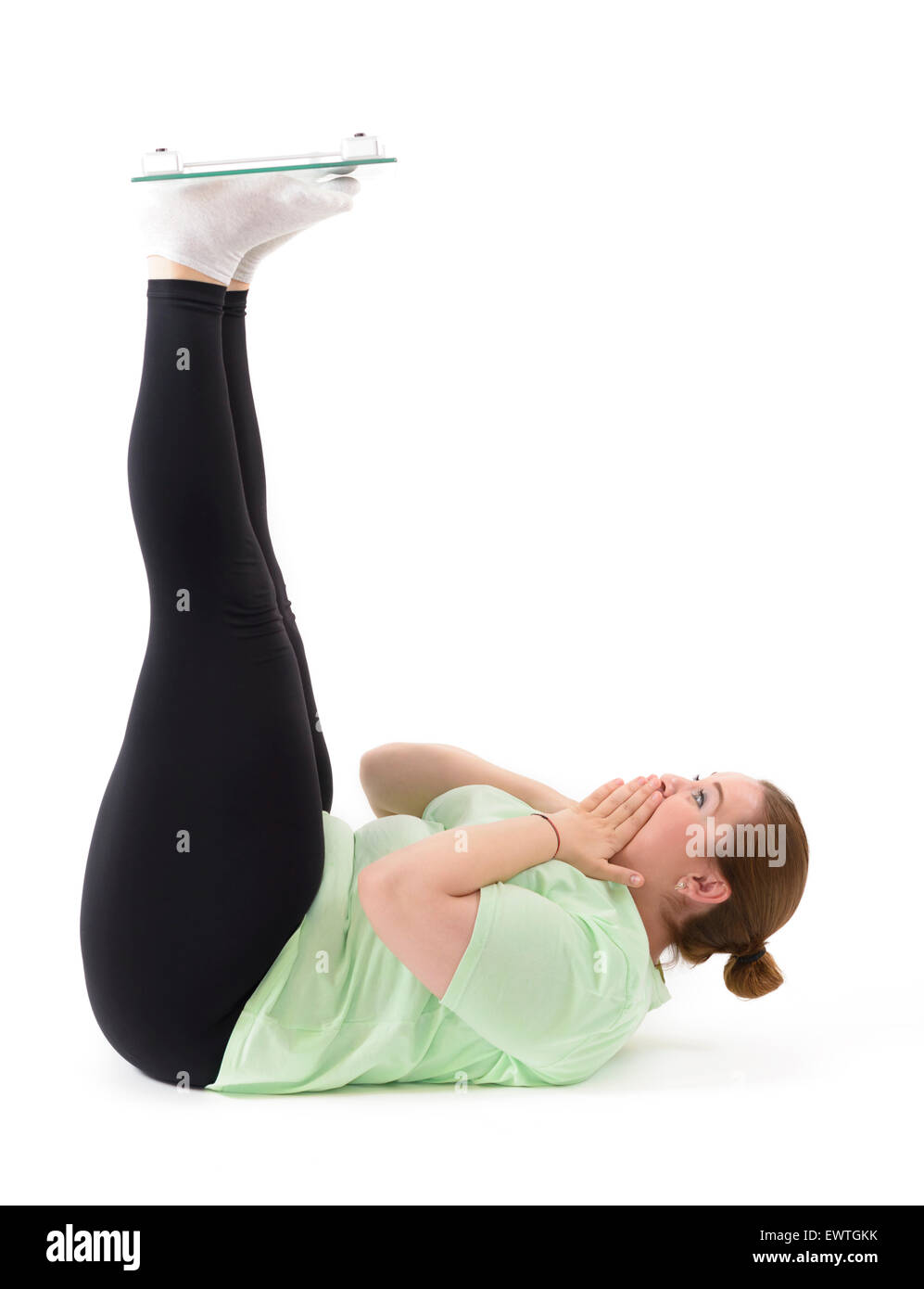 Funny fat woman holding la pondération à l'envers de la machine Banque D'Images