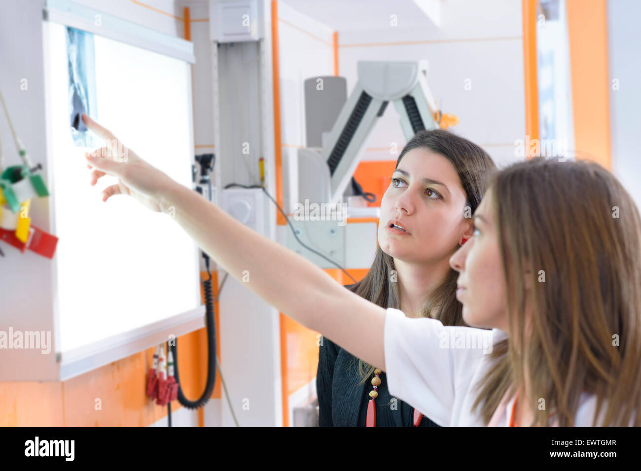 À la recherche du patient avec un médecin à x-ray image dans un hôpital Banque D'Images
