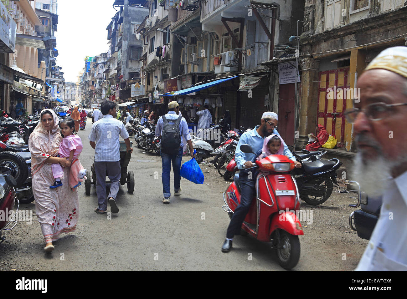 Mumbai, Maharashtra, Inde. 4e août, 2013. 4 Septembre 2013 : Bhendi Bazar, Mumbai, Inde : scène de rue.du quartier Bhendi bazar à Mumbai.STORY :.Dans Bhendi bazar, un marché, au coeur de Mumbai, le délabrement des bâtiments anciens bordent les rues. Beaucoup sont à l'étroit, sombre, terne avec des escaliers en ruine. Certains sont pris en charge de façon précaire par des perches en bambou. Les rats géants se précipitent à travers les étages. Environs pourri tel devrait être abandonné, mais Bhendi Bazar district, où la majorité de la communauté est composée de Musulmans Dawoodi Bohra, est très animée. L'étroite siècle- Banque D'Images