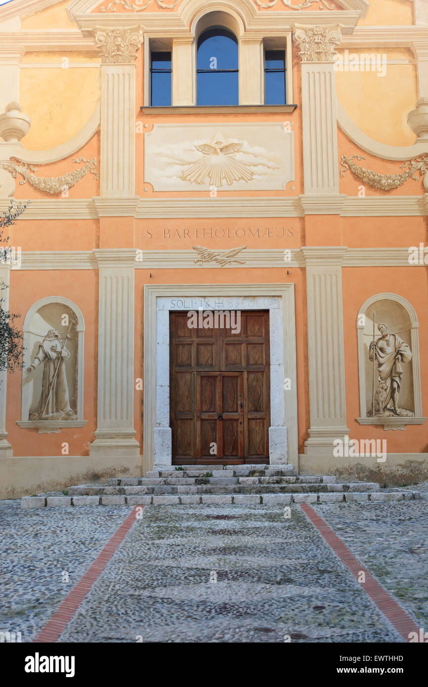 L'église peinte de couleur et le village perché de Gorbio Banque D'Images