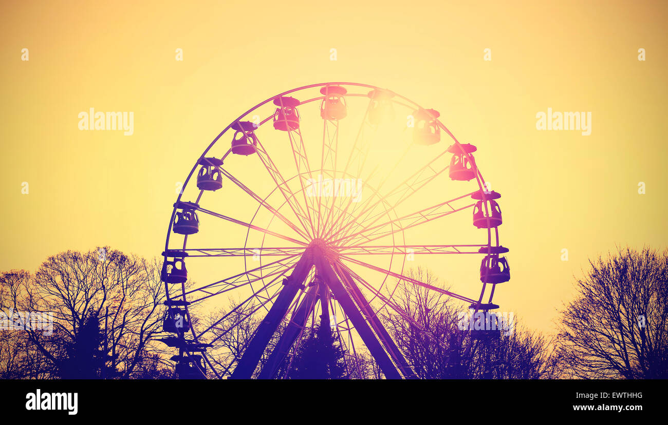 Instagram rétro silhouette tonique de la grande roue au coucher du soleil. Banque D'Images