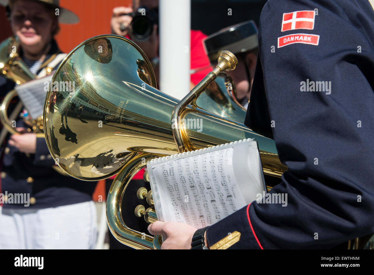 La jeunesse locale groupe jouant sur les quais, Skagen, Région Nord du Jutland, Danemark Banque D'Images