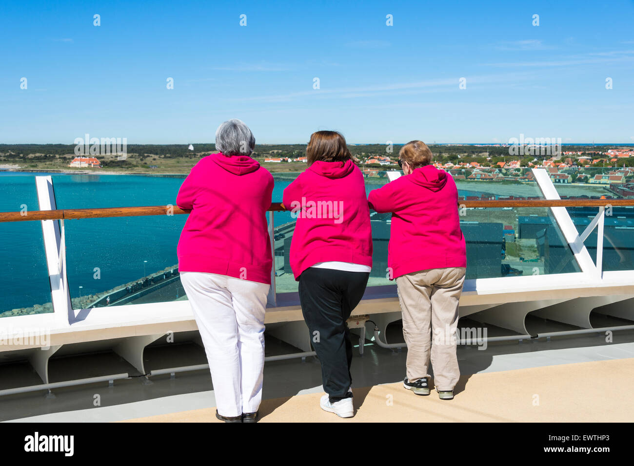 Les passagers de visualisation de Pont Royal Caribbean 'Brilliance of the seas' bateau de croisière, Skagen, région nord du Jutland, Danemark Banque D'Images