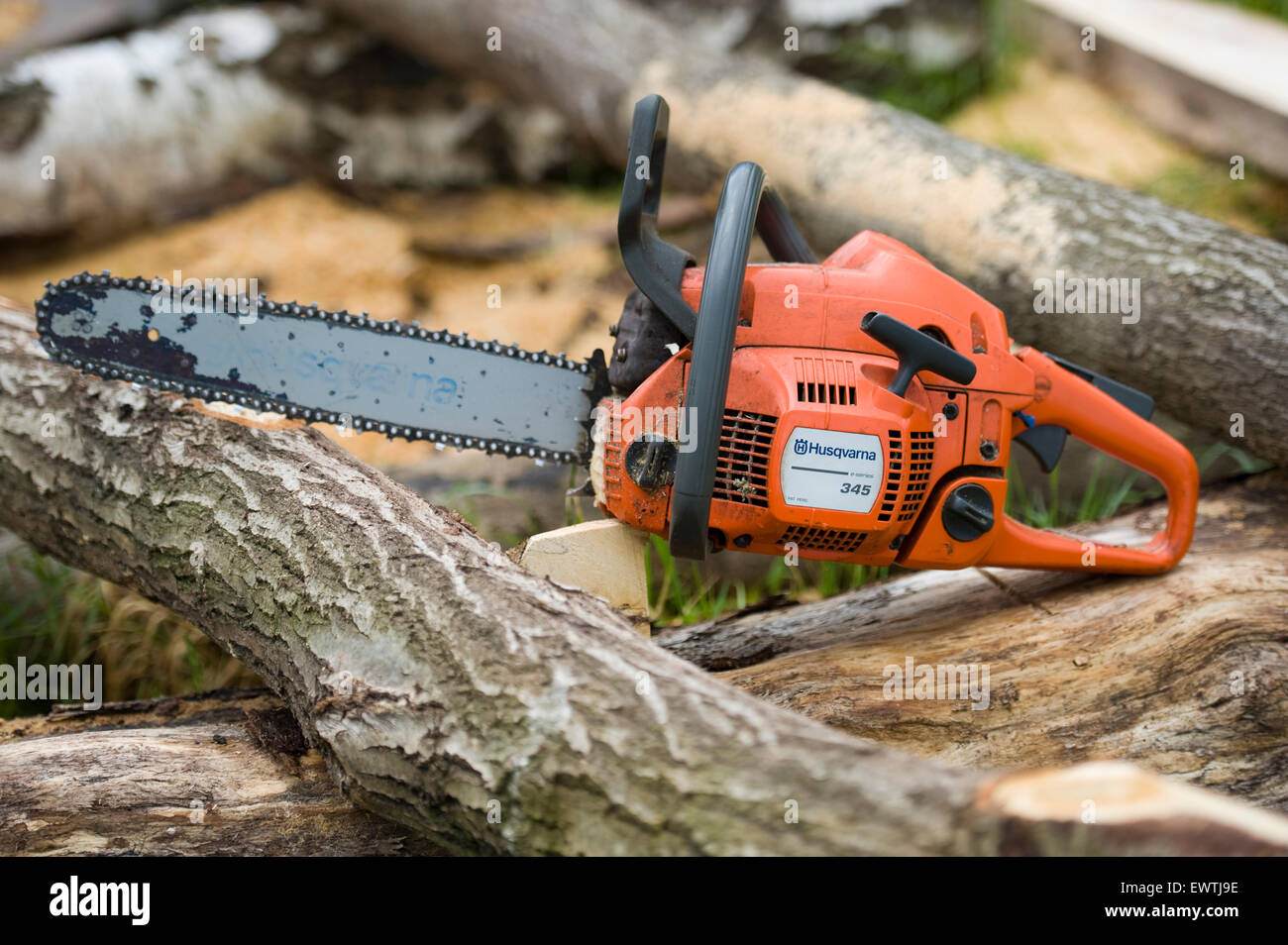 Tronçonneuse Husqvarna 345 utilisés sur une pile de grumes après l