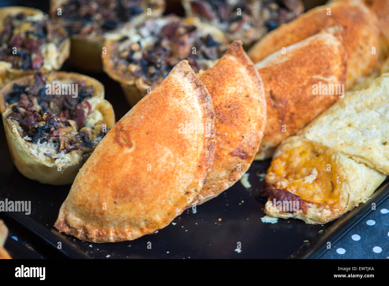 L'AFRIQUE DU SUD- produits de boulangerie empilés et prêtes pour la vente au marché de fermiers à Pretoria Banque D'Images