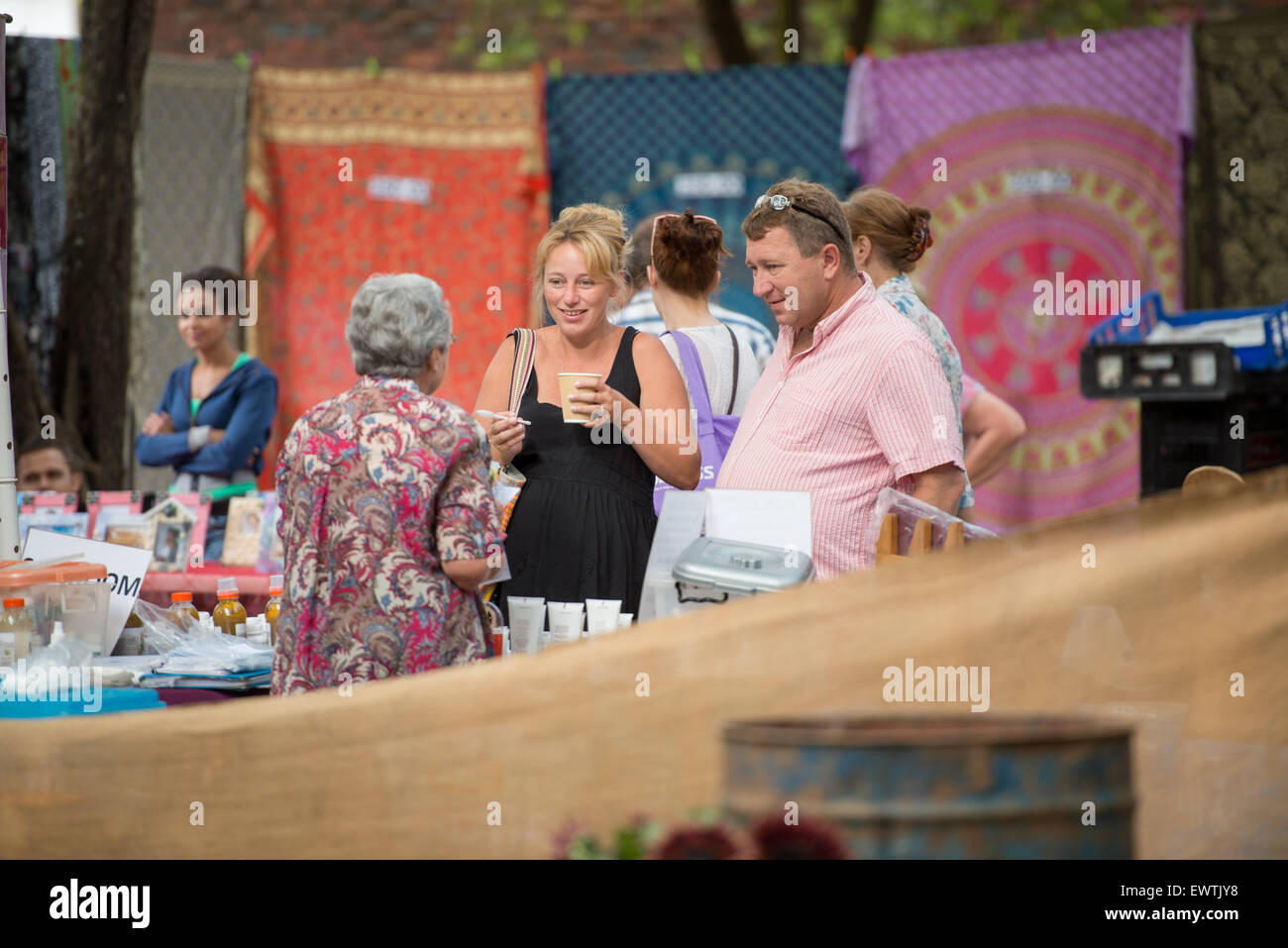 L'AFRIQUE DU SUD- les gens parler à un marché de producteurs à Pretoria Banque D'Images