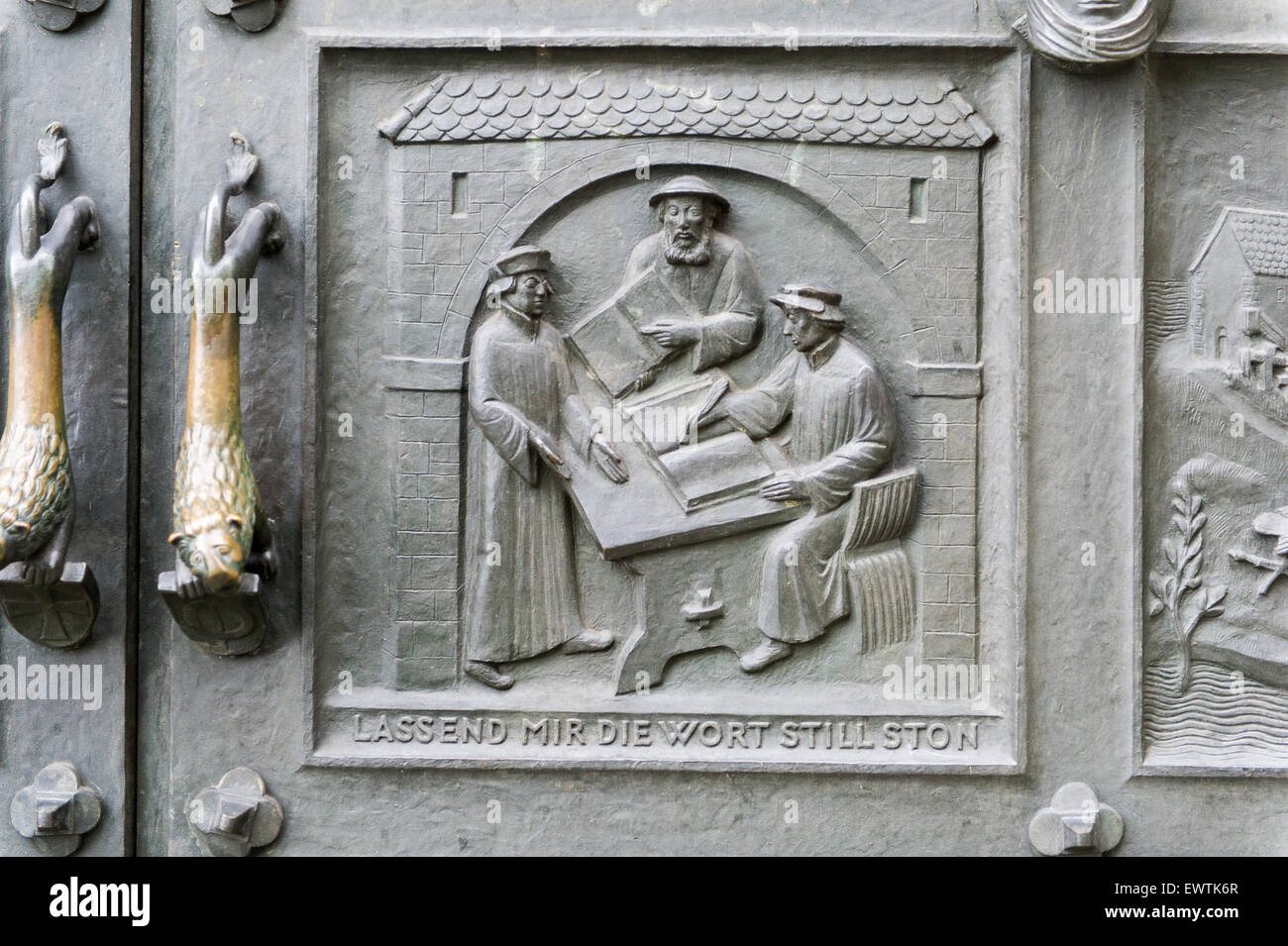 Détail de la porte finement sculptée de Zurich en Suisse, Europe Banque D'Images