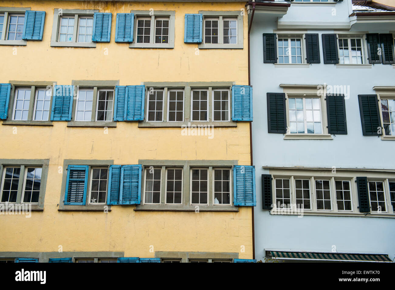 Fenêtres avec volets traditionnels de Zurich en Suisse, Europe Banque D'Images