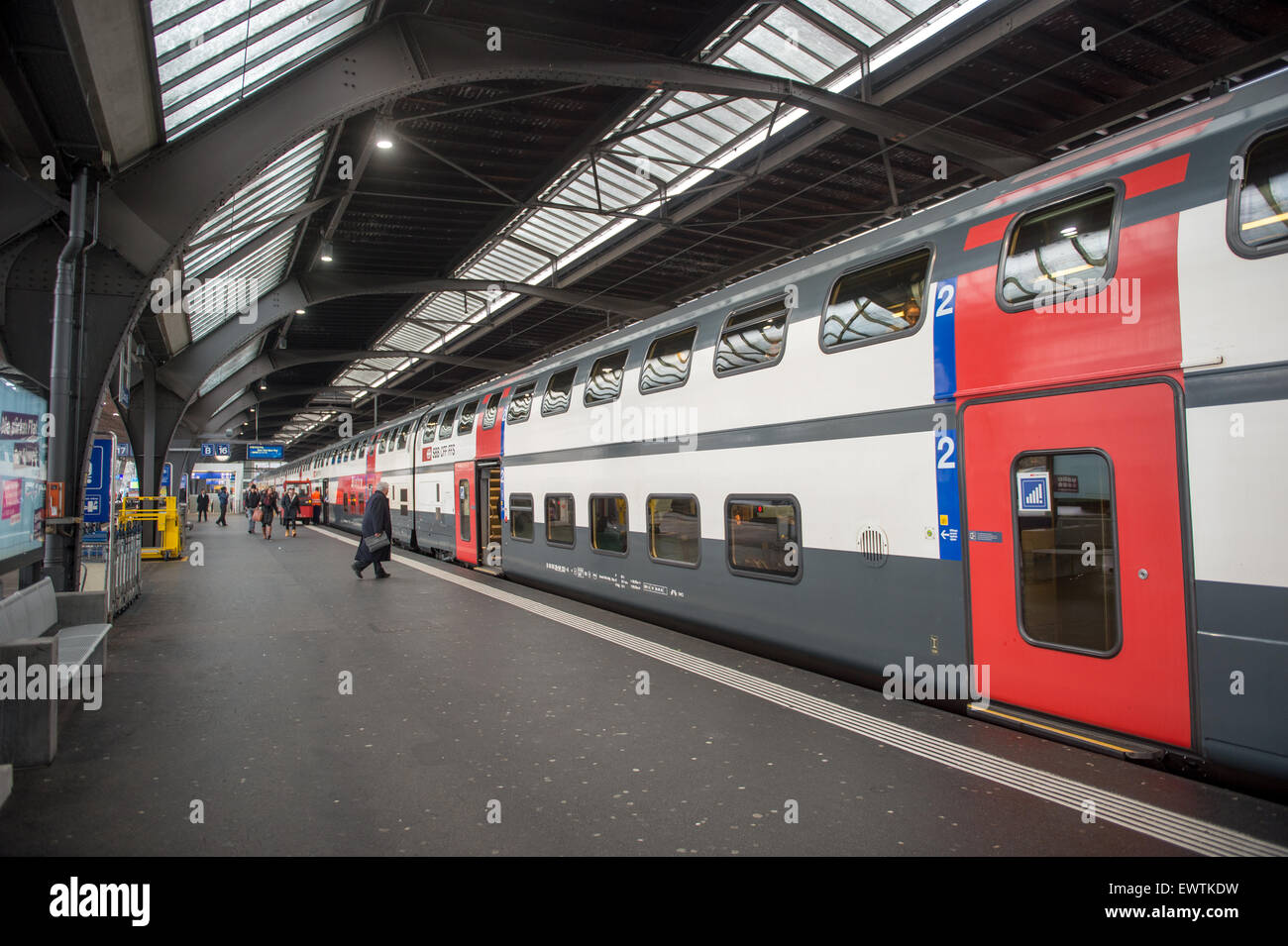 Avec la porte rouge à la gare de Zurich, Suisse, Europe Banque D'Images