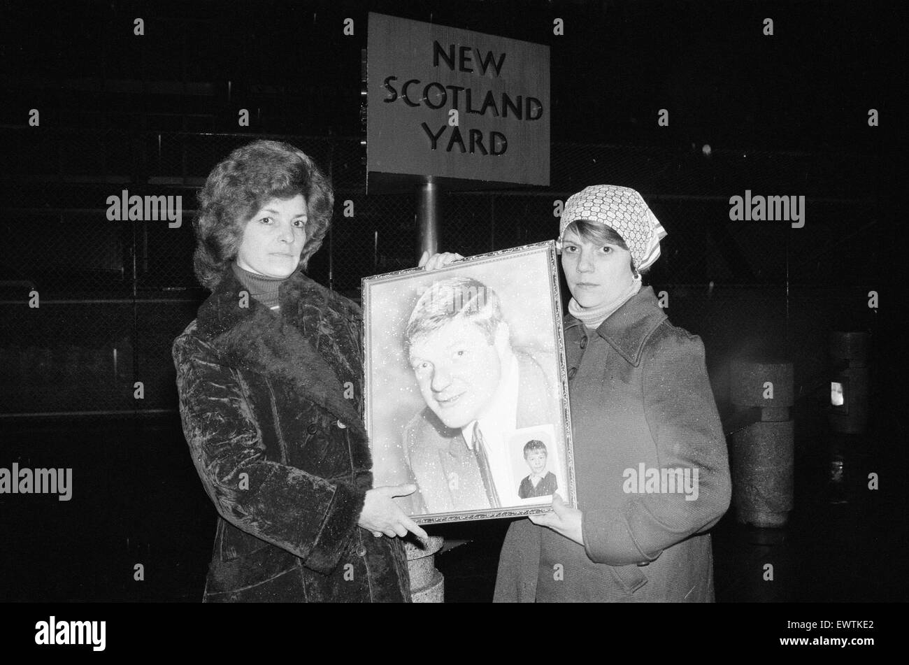 Brett Rose (à gauche) et juin Brett (droite) Soeurs de l'entrepreneur de transport George Brett et son fils Terry Brett âgés de 10 ans, qui ont disparu dans de mystérieuses circonstances. Sur la photo, à l'extérieur de New Scotland Yard, New Years Eve, pour protester contre la police Banque D'Images