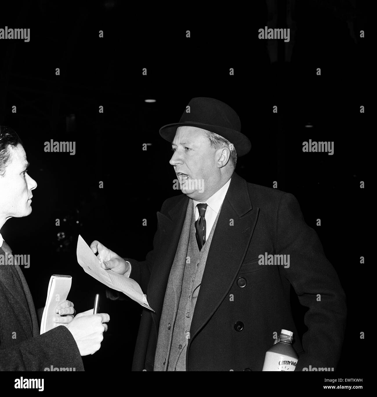 M. Edward Heath, Lord du Sceau Privé, photographié à la gare de Paddington à son arrivée par l'ouest du pays. Il a nié avoir dit à des déclarations ont été faites par lui à un journaliste sur un journal français. Lecture photo de la compagnie a de l'article paru dans le journal français est Banque D'Images