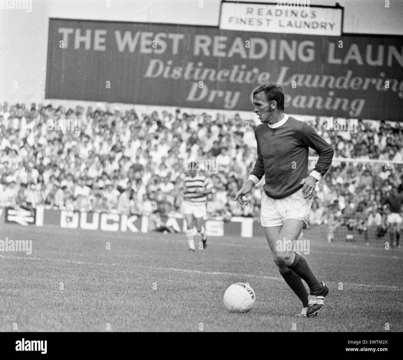 Lecture 2-3 Manchester United, Watney Cup Match à Elm Park, samedi 1er août 1970. Banque D'Images