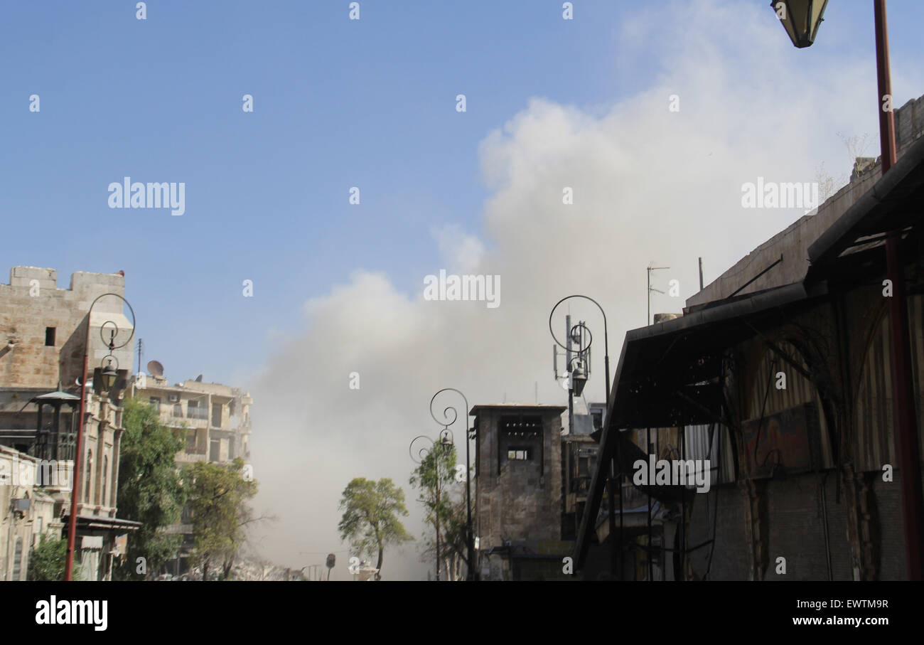 Aleppo, République arabe syrienne. 1er juillet 2015. La fumée monte après une attaque canon bombe signalés par les forces gouvernementales syriennes dans le district de Aghyar dans le nord de la ville syrienne d'Alep, 1 juillet 2015 Al-Halbi Crédit : Ameer/APA/Images/fil ZUMA Alamy Live News Banque D'Images