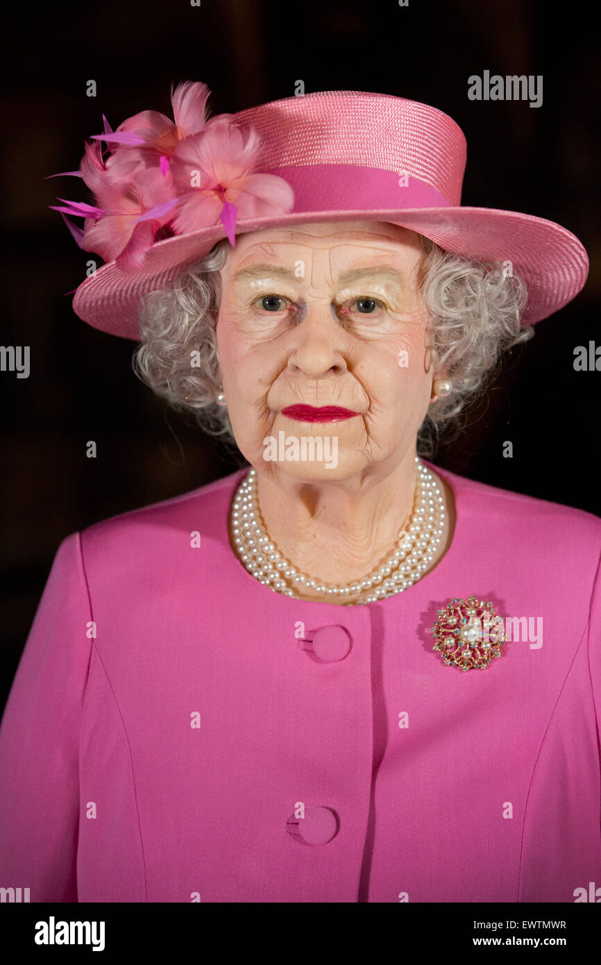 Hambourg, Allemagne. 01 juillet, 2015. Une figure de cire de la reine Elizabeth II est présenté à Panoptikum à Hambourg, Allemagne, 01 juillet 2015. L'image de la monarchie britannique est la dernière addition à la musée de cire. PHOTO : CHRISTIAN CHARISIUS/dpa/Alamy Live News Banque D'Images