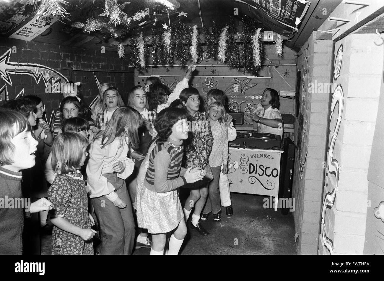 Pete Waterman, DJ dans la discothèque dans Coundon Garage, Coventry. 7 août 1973. Banque D'Images