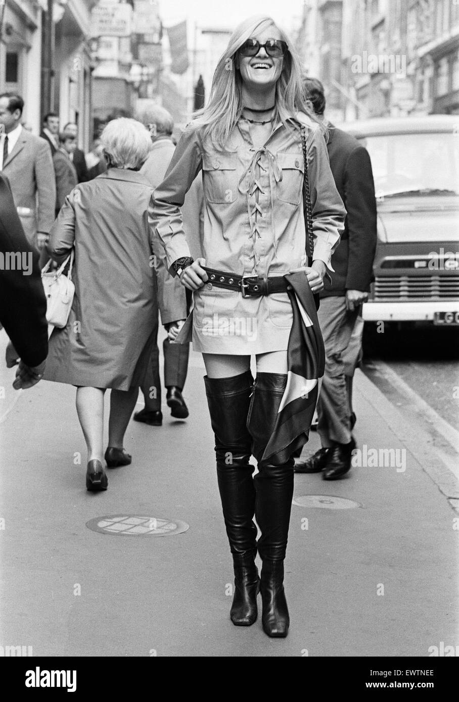 Betty Catroux, modèle et muse d'Yves Saint Laurent en photo à l'extérieur  de son premier Londres Rive Gauche store sur New Bond Street, Londres, jour  d'ouverture, le 10 septembre 1969 Photo Stock -