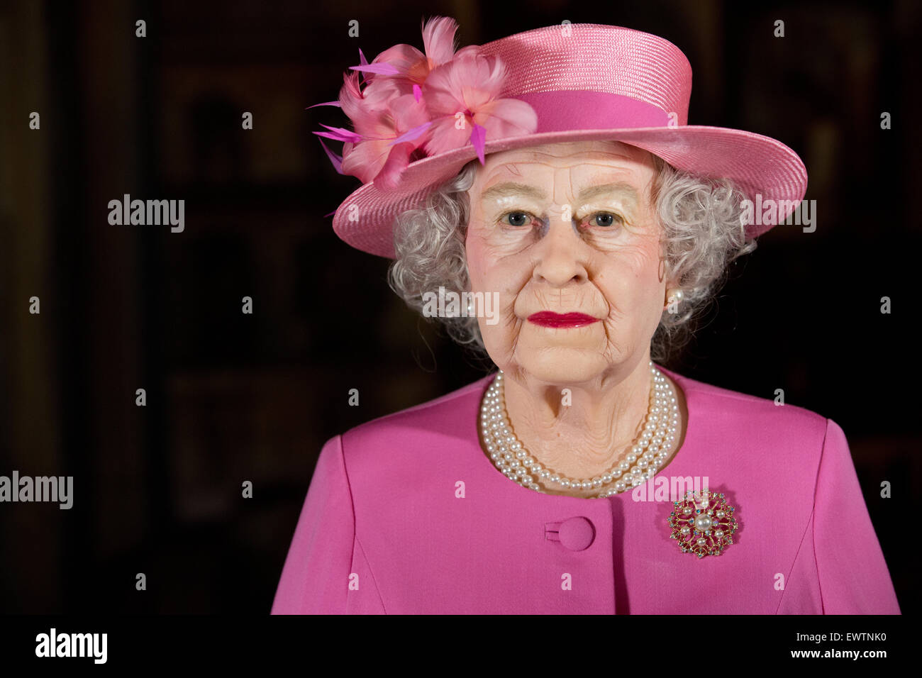 Hambourg, Allemagne. 01 juillet, 2015. Une figure de cire de la reine Elizabeth II est présenté à Panoptikum à Hambourg, Allemagne, 01 juillet 2015. L'image de la monarchie britannique est la dernière addition à la musée de cire. PHOTO : CHRISTIAN CHARISIUS/dpa/Alamy Live News Banque D'Images