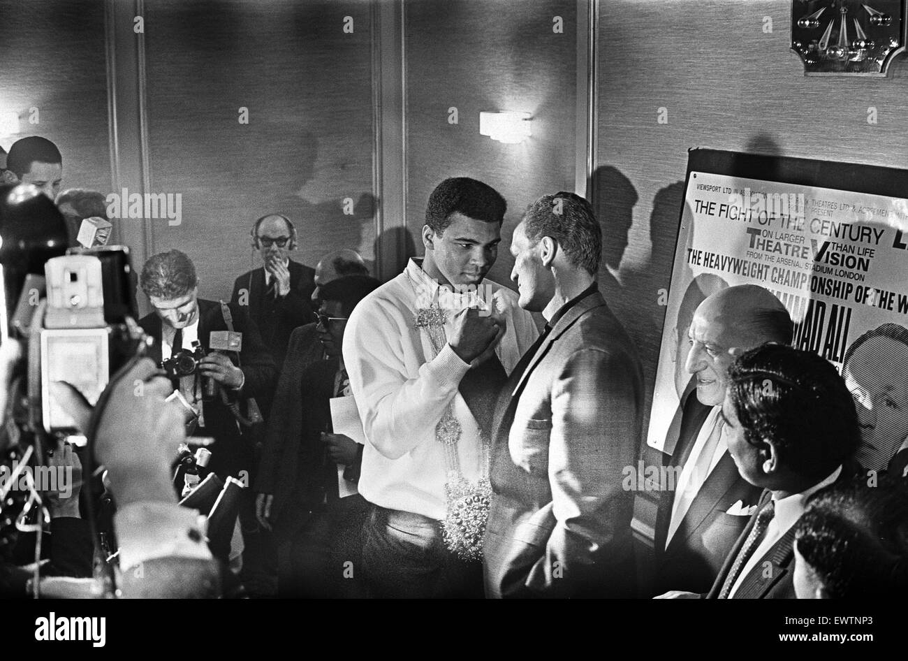 Cassius Clay et Henry Cooper faisant la promotion de leur second combat à Londres à l'hôtel Piccadilly. L'argile a gagné le match revanche par blocage dans le sixième tour. 10 Mai 1966 Banque D'Images