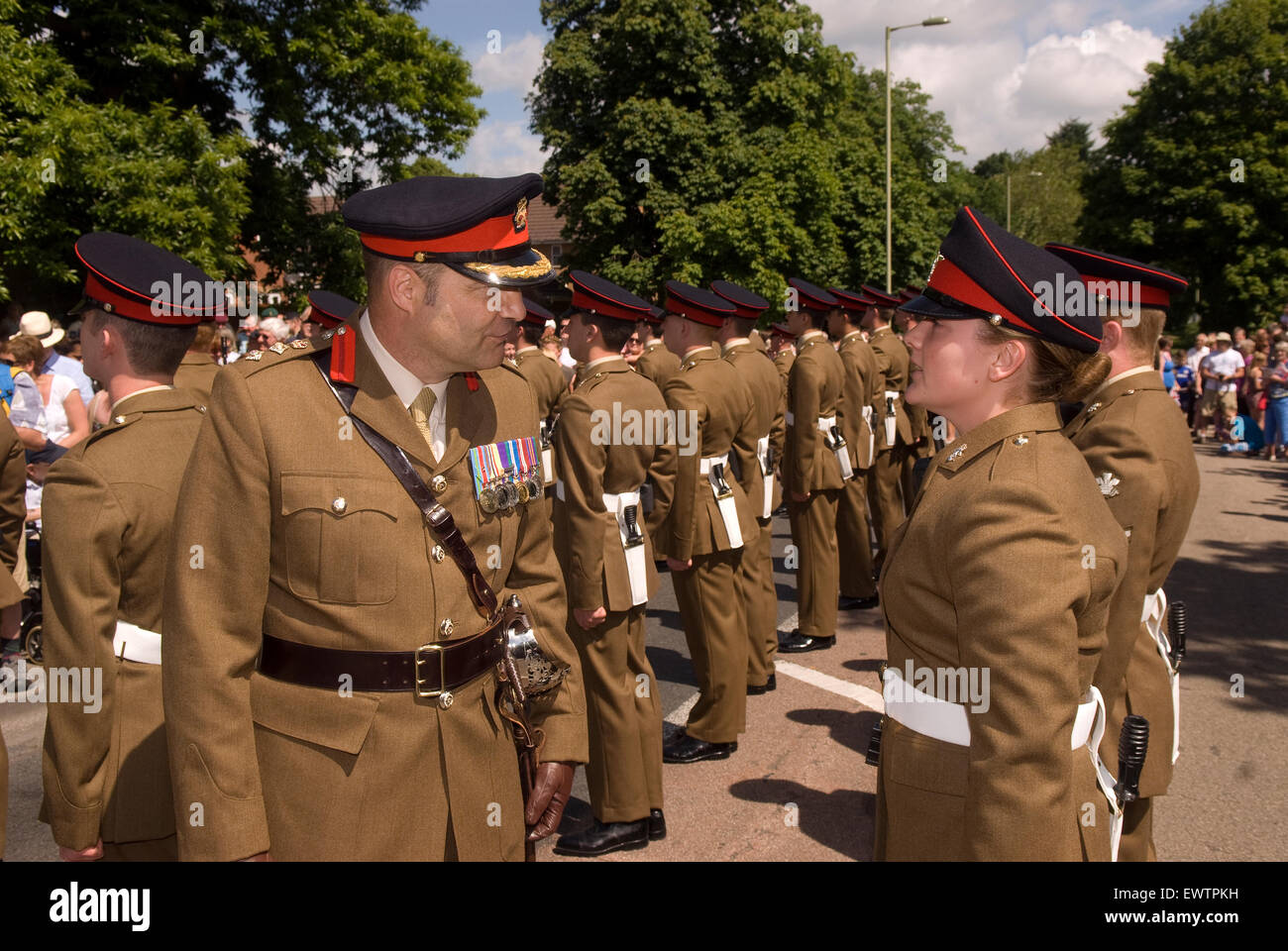 Le Colonel Mike Pendlington l'inspection de ses troupes, adieu à la garnison Festival, Bordon, Hampshire, Royaume-Uni. Samedi 27 juin 2015. Banque D'Images