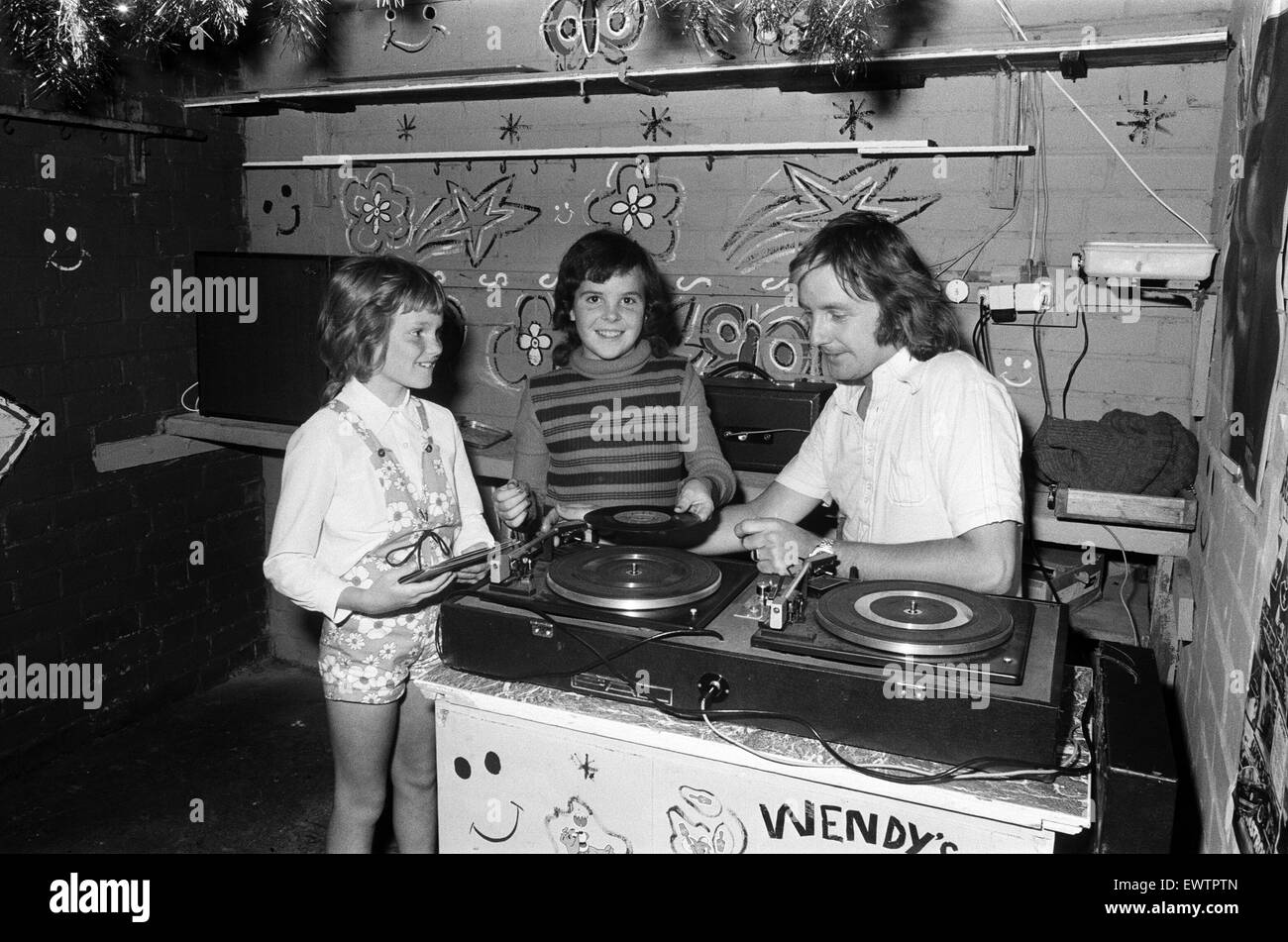 Pete Waterman, DJ dans la discothèque dans Coundon Garage, Coventry. 7 août 1973. Banque D'Images