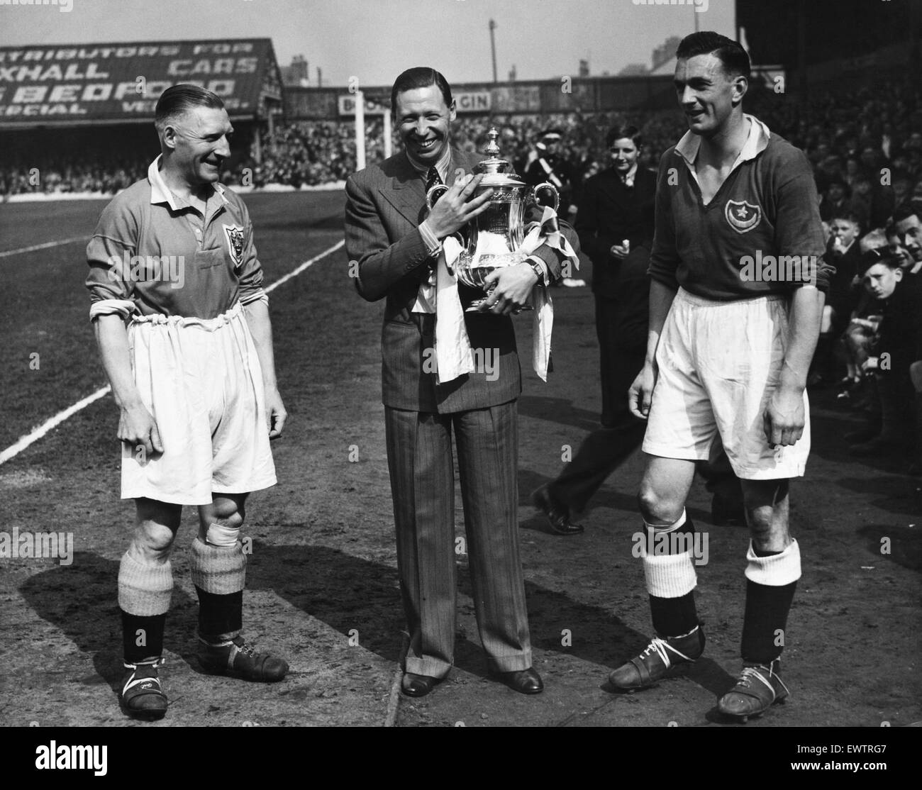 Blackpool v Portsmouth 6 mai 1939. George Formby vu ici au début de la correspondance avec James Blair (à gauche) et le Capitaine de Blackpool Jimmy Guthrie (droite) maintenant le capitaine Portsmouth FA Cup une semaine après Portsmouth battre les loups dans la finale à Wembley. Banque D'Images
