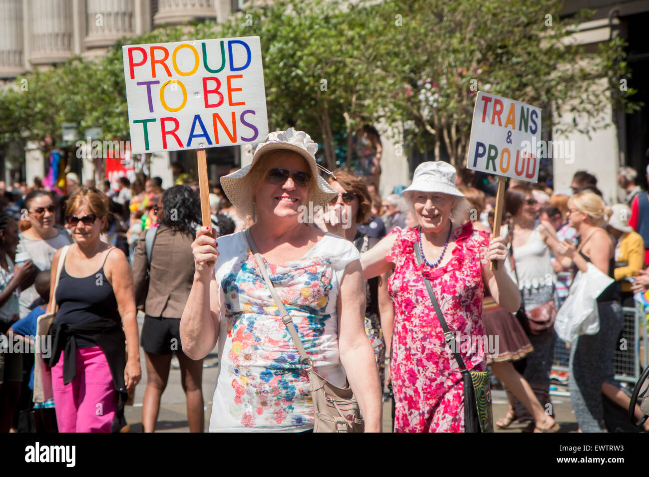 Les femmes trans âgées holding des pancartes à la fierté de Londres 2015 Banque D'Images