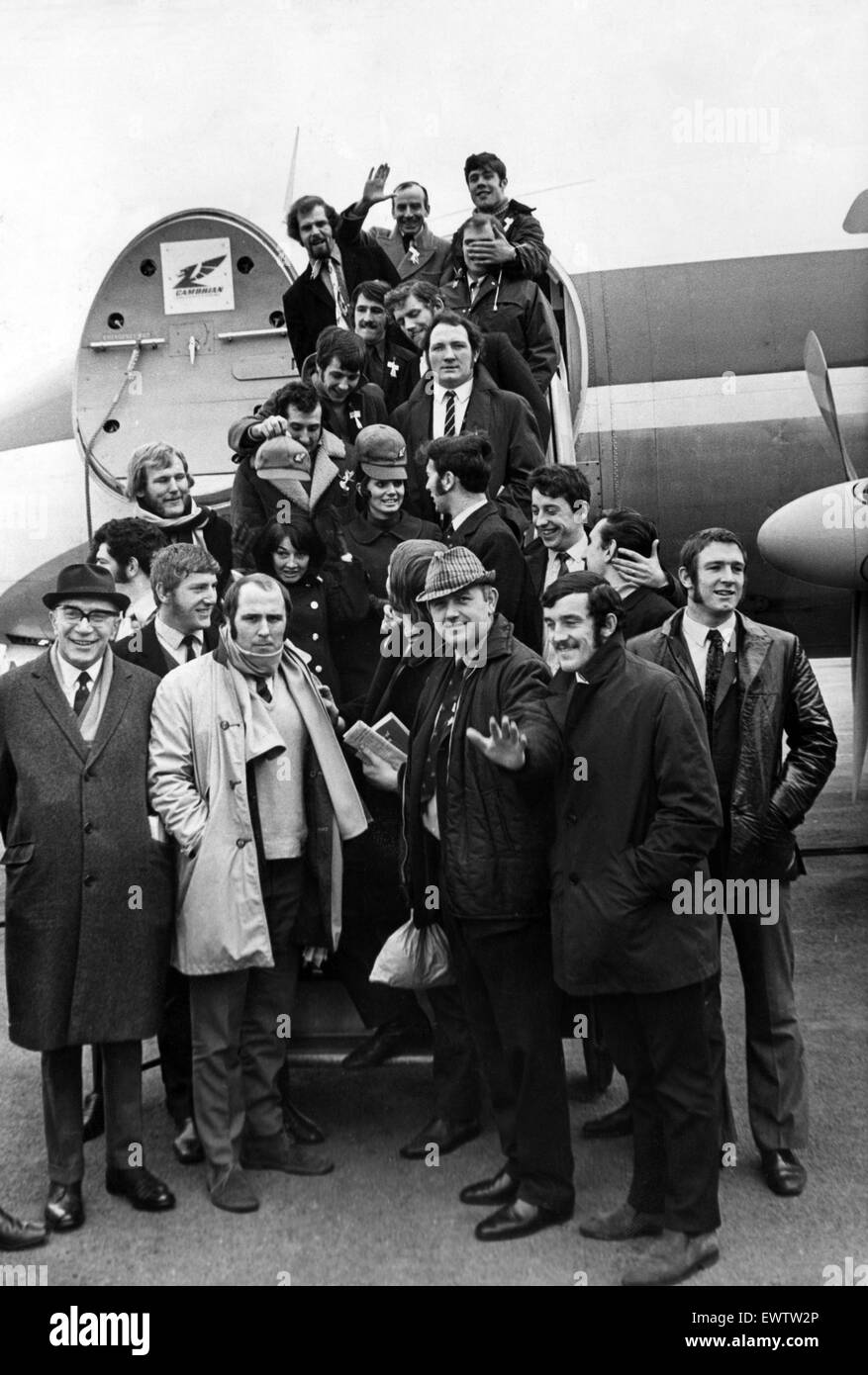 Murrayfield Here we come. L'équipe du Pays de Galles et de fonctionnaires d'administration de leurs avions à l'aéroport de Rhoose (Glamorgan) aujourd'hui pour leur vol pour Edimbourg en avant de l'Ecosse v Pays de Galles Rugby Union Cinq Nations Championship. 5e février 1971. Banque D'Images