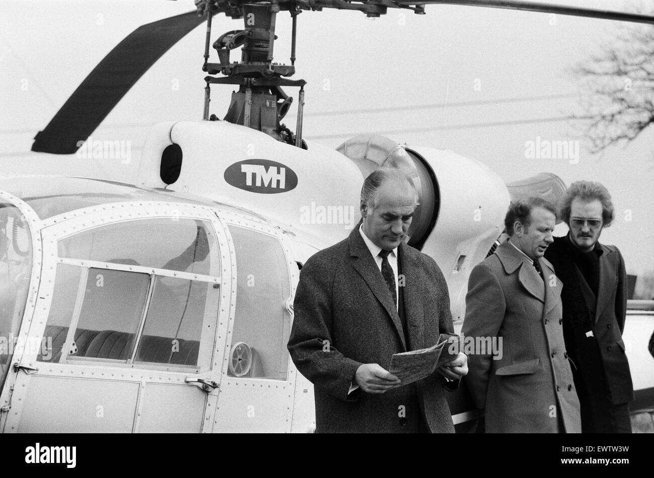 Enquête policière sur la disparition de l'entrepreneur de transport George Brett et son fils Terry Brett âgés de 10 ans, qui ont disparu dans de mystérieuses circonstances. Sur la photo, la police recherche maison familiale d'Beredens ferme à Upminster, Essex, 7 janvier 1975. Gauche t Banque D'Images