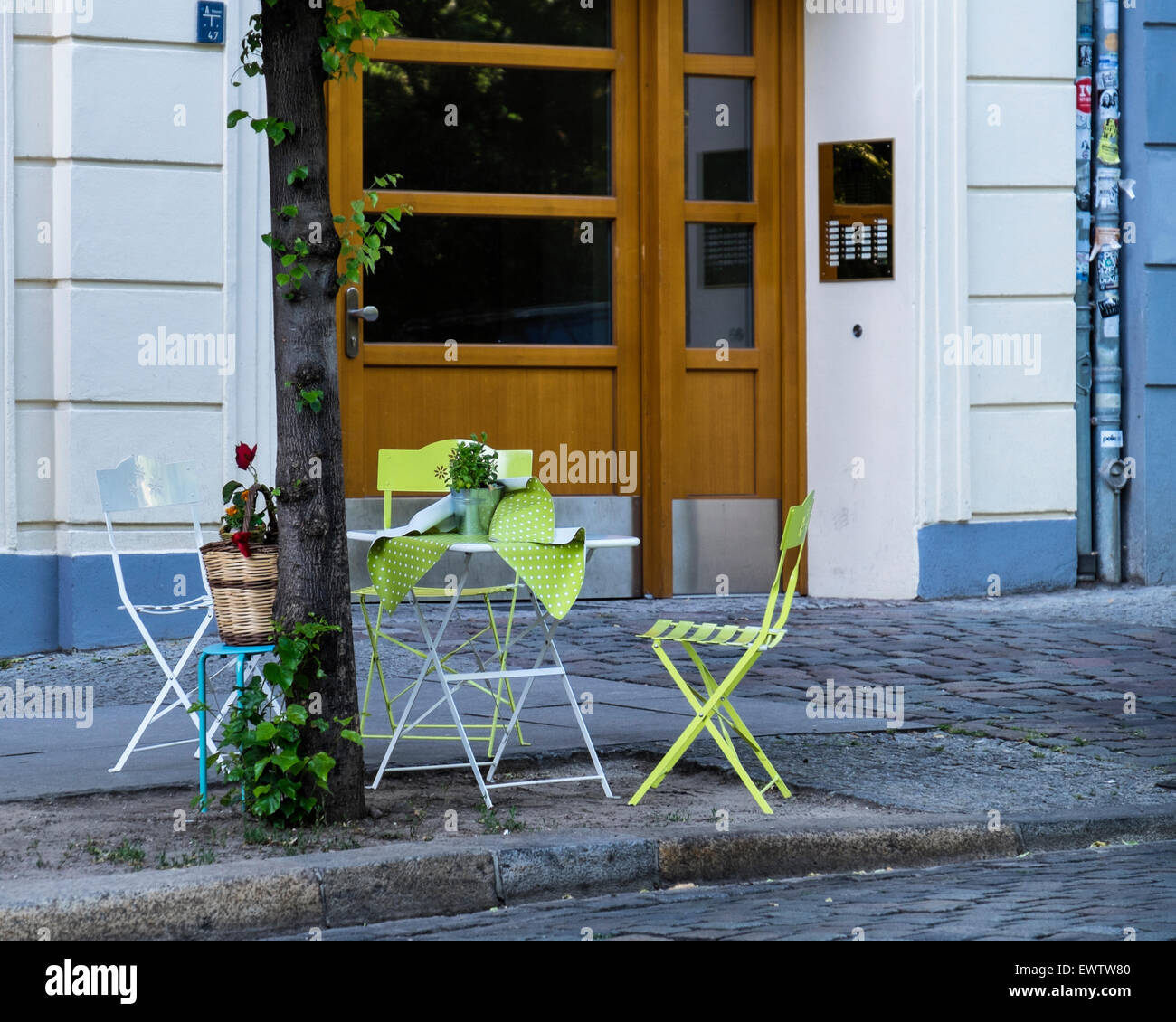 Tableau de la chaussée préparé pour des repas en plein air en été chaud météo à Mitte, Berlin Banque D'Images