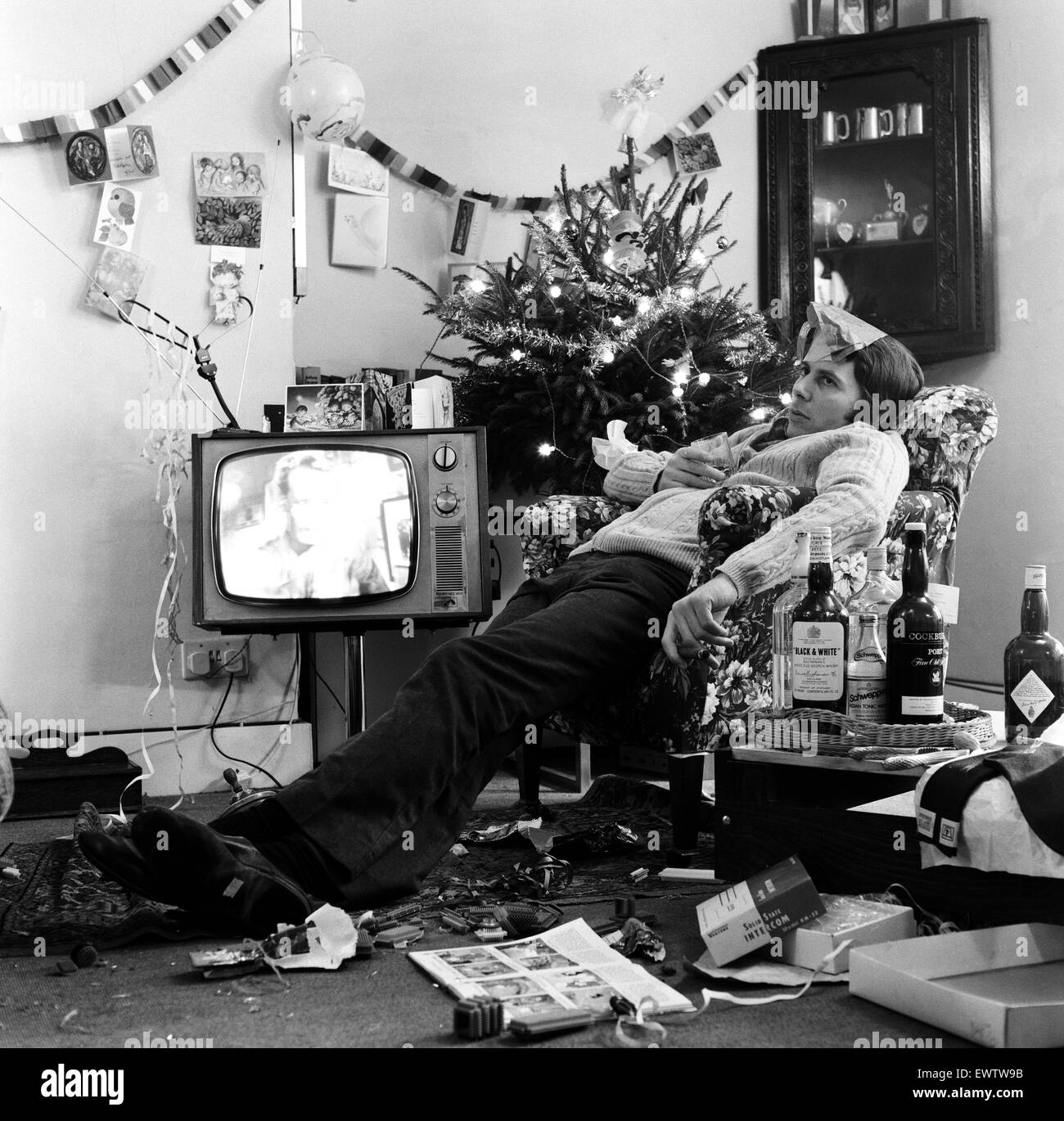 Une famille typique autour de la scène à la télévision le jour de Noël. Hampstead, 20 décembre 1970. Banque D'Images