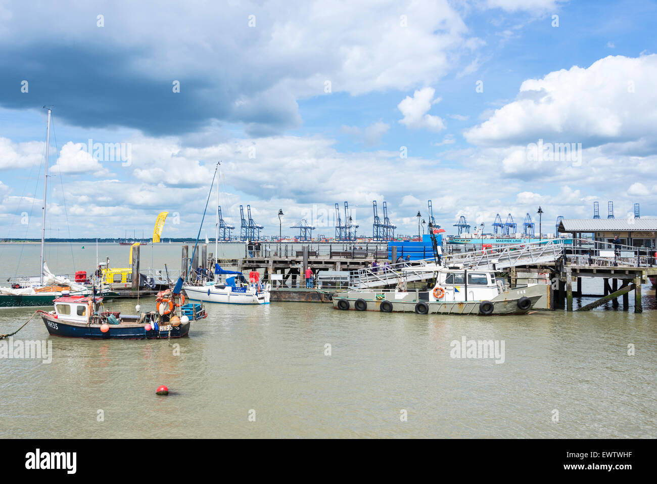 Ha'penny Pier et port à conteneurs, Harwich, Essex, Angleterre, Royaume-Uni Banque D'Images