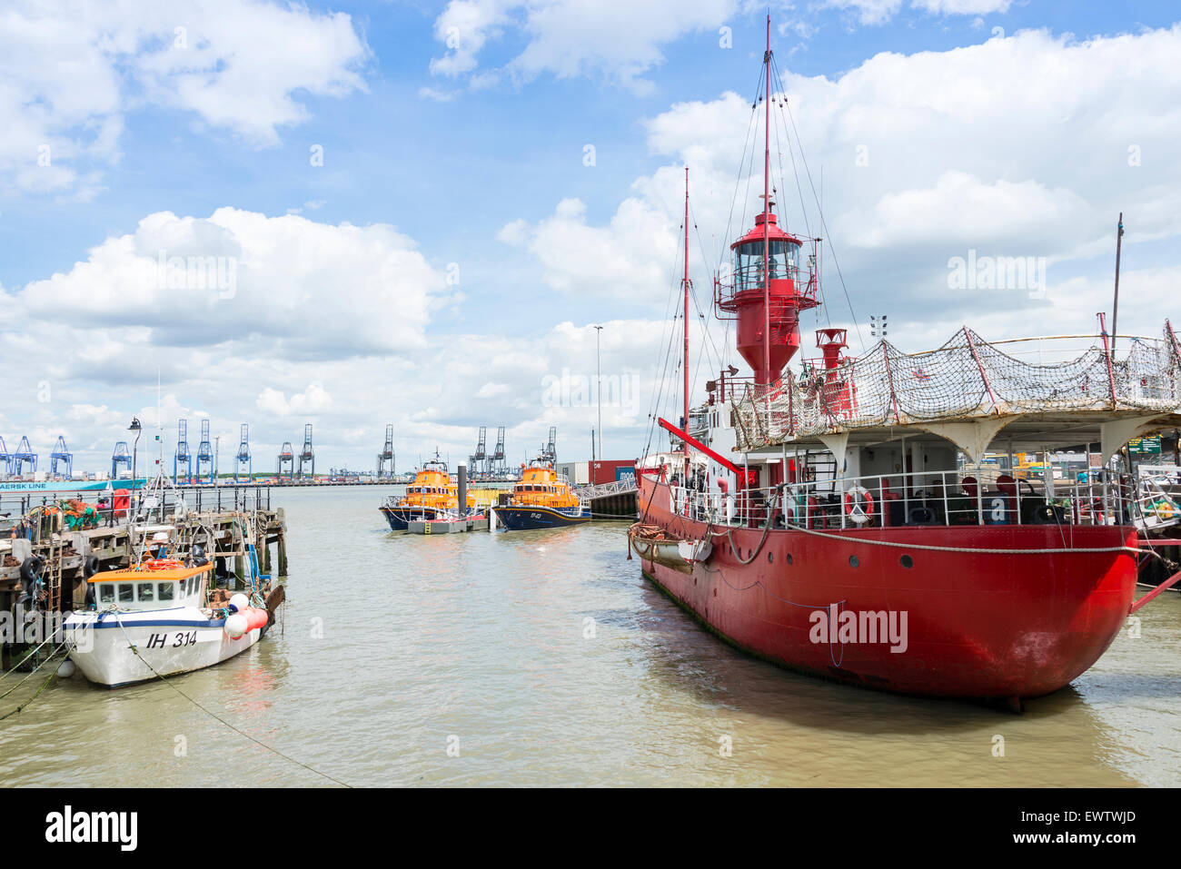 Bateaux dans port, Harwich, Essex, Angleterre, Royaume-Uni Banque D'Images